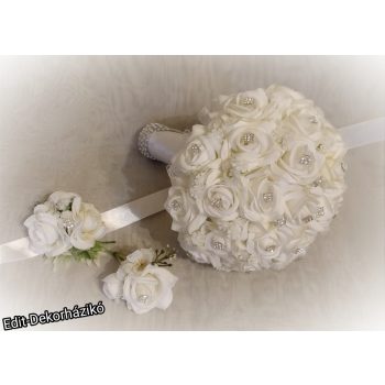  Fehér selyemvirágos csokor ezüsttel, kitűzővel, csuklódísszel