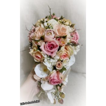 Csepp alakú menyasszonyi csokor 