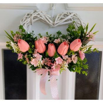 Szív alakú tulipános ajtódísz (fehér vessző)