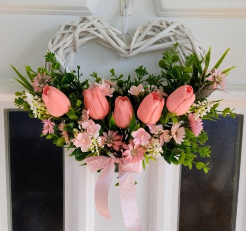 Szív alakú tulipános ajtódísz (fehér vessző)