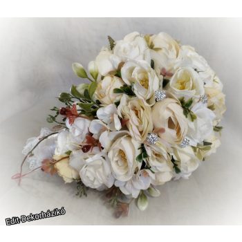 Csepp alakú fehér-sárga-bézs menyasszonyi csokor